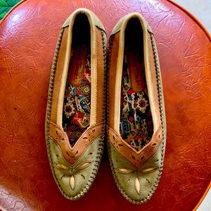 Vintage Hush Puppies slip on flats tan & olive